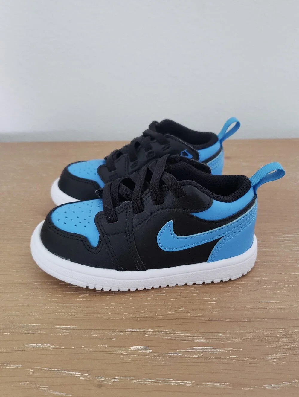 Nike Kids Blue and Black Low-Top Sneakers